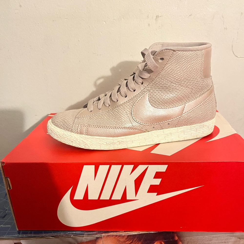 Womens Nike blazer mid